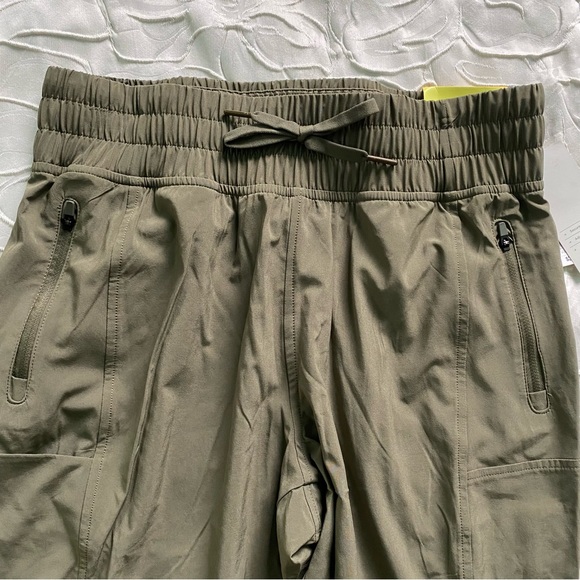 Women's Tapered Stretch Woven Mid-Rise
Pants All In Motion Green NWT S, M - Picture 14 of 15